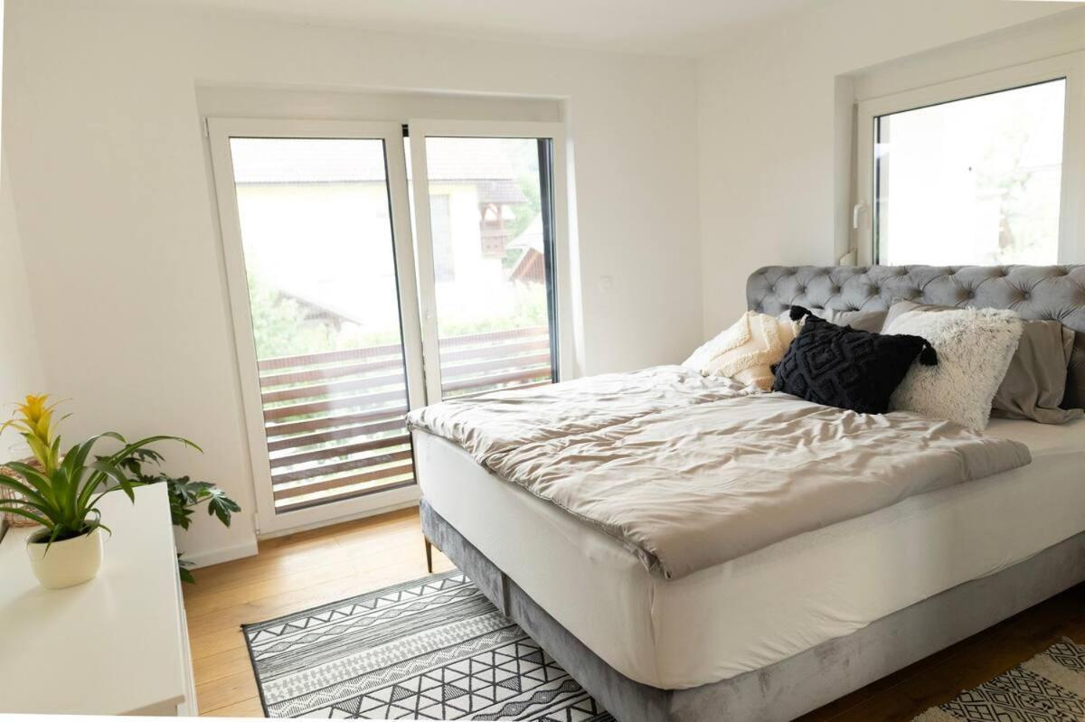 Aura Apartments Zirovnica Extérieur photo