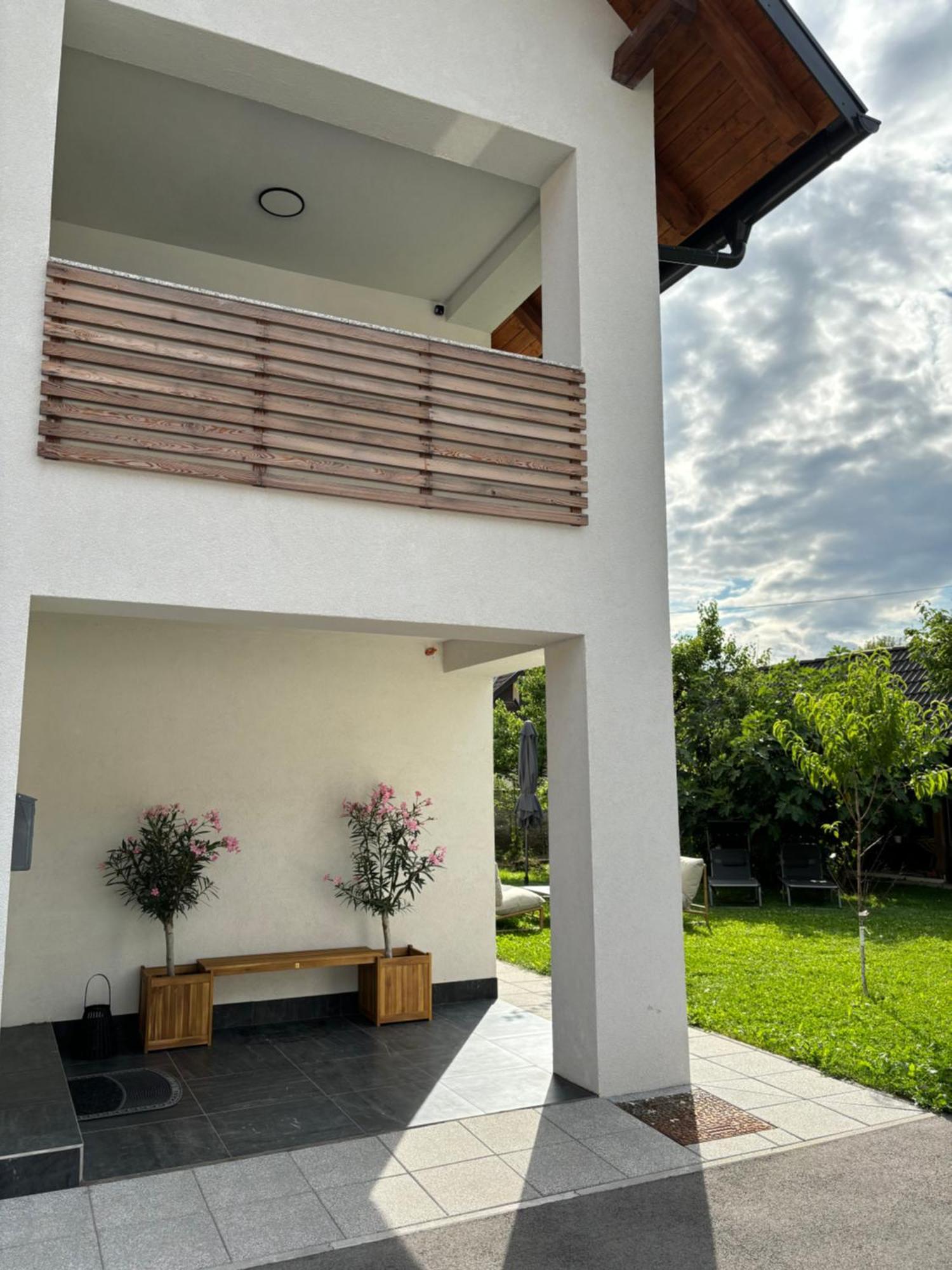 Aura Apartments Zirovnica Extérieur photo